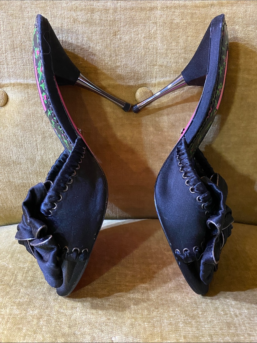 Betsey Johnson black satin mules , very pretty, size 6 M - Picture 2 of 4